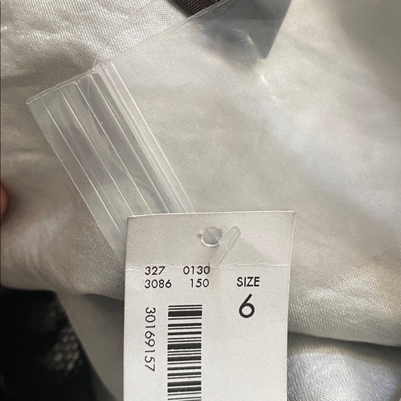 The limited New black lace size 6 with white lining - Picture 8 of 9